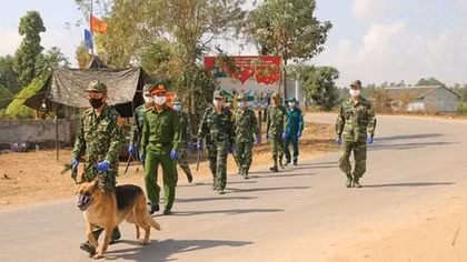 Khen thưởng tập thể và cá nhân điển hình trong công tác đảm bảo ANTT vùng biên giới