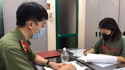Xử phạt cô gái đăng clip khoe “tấm thẻ đỏ quyền lực của ba” để đi khắp Hà Nội