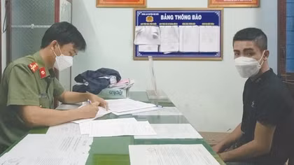 Mua gói thuốc bằng tờ 500.000 tiền giả để nhận tiền thật