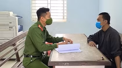 Thay tên, đổi họ, thanh niên làm nghề bốc vác không giấu được thân phận trốn nã