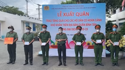 Công an TP Hồ Chí Minh tiếp tục trao 3.500 phần quà cho người dân