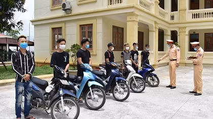 Đua xe, "bốc đầu" ra oai - phải ngăn chặn từ gia đình, trường học