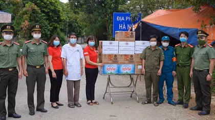 Tặng quà cho đồng đội tuyến đầu chống dịch