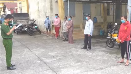 Con gái rủ 6 người đến nhà cha tụ tập đánh bạc giữa mùa dịch