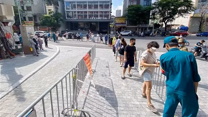 Người dân xếp hàng dài trước trường tiểu học mua bánh Trung thu