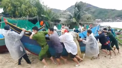 Công an xã kịp thời phối hợp kéo 10 tàu cá tới nơi an toàn