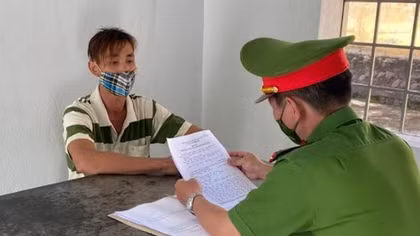 Cướp tiền xong bắt thiếu phụ cởi đồ