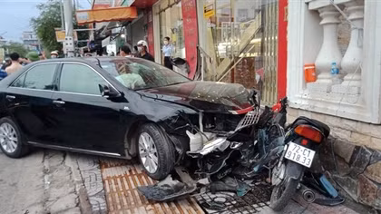 Ô tô húc văng hàng loạt xe máy, nhiều người bị thương