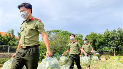 Cùng nhân dân vượt qua đại dịch