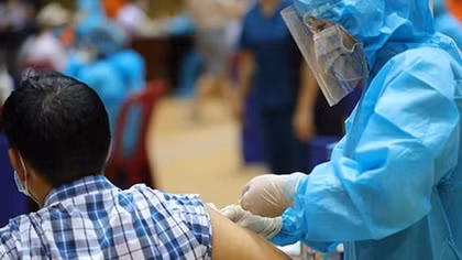 Đà Nẵng kêu gọi y, bác sĩ về hưu tham gia tiêm vaccine phòng COVID-19 cho người dân