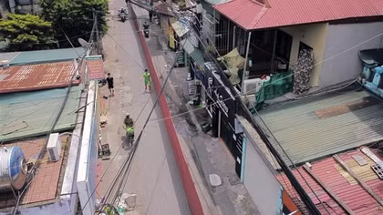 Ngõ nhỏ ở Hà Nội lập rào chắn cứng ngăn đôi để chống dịch