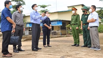 Lãnh đạo tỉnh Đắk Lắk thăm, động viên lực lượng tuyến đầu chống dịch