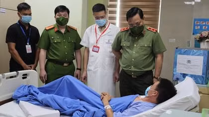 Giám đốc Công an TP Hà Nội thăm cán bộ Công an bị thương trong khi làm nhiệm vụ phòng chống dịch