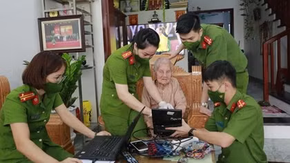 Đến tận nhà làm căn cước công dân cho 2 mẹ Việt Nam Anh hùng
