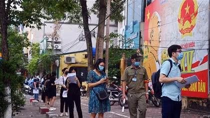 Rồng rắn xếp hàng xin "Giấp phép đi đường"