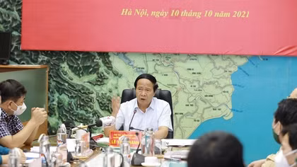 Hỗ trợ gần 2.000 người dân đi bộ về quê