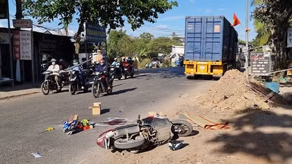 Va chạm với xe đầu kéo, 2 người thương vong