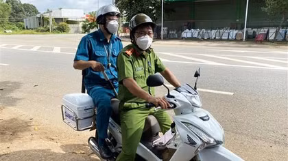 Nữ công nhân bị hư xe trong đêm được Tổ tuần tra hỗ trợ đưa về nhà