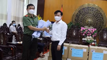 Công an TP Hồ Chí Minh tặng máy trợ thở và thiết bị y tế cho tỉnh Long An