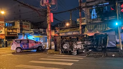 Xe tải lật ngang sau khi tông trúng xe taxi chở khách vượt đèn đỏ