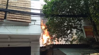 Dập tắt đám cháy tại ngôi nhà 5 tầng trong khu đông dân cư