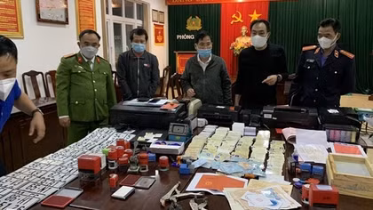 Làm giả hơn 20.000 tài liệu của cơ quan, tổ chức, thu lợi bất chính hơn 30 tỷ đồng