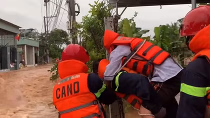 Công an kịp thời cứu 2 người dân bị kẹt giữa dòng nước lũ chảy siết