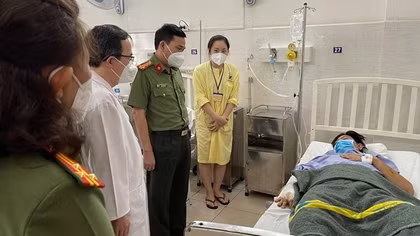 Lãnh đạo Công an TP Hồ Chí Minh thăm, động viên CSKV bị “con nghiện” đâm trọng thương
