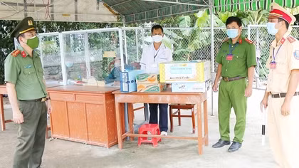 Kiểm tra công tác khai báo qua phần mềm quản lý công dân vùng dịch