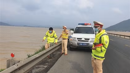 Công an Phú Yên nỗ lực cứu nạn người dân trong cơn lũ dữ