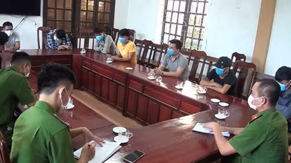 Quản lý quán karaoke "giấu khách" trong phòng ngủ