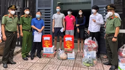 Nhiều hoạt động hỗ trợ người nước ngoài vượt qua đại dịch