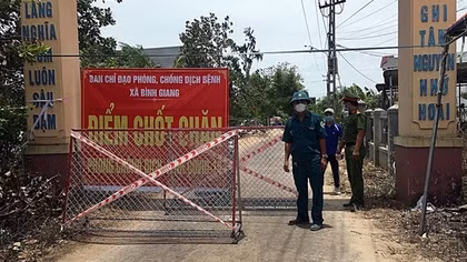 Hai tình nguyện viên trực chốt kiểm soát dịch mắc COVID-19