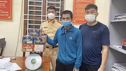Vận chuyển pháo nổ đi tiêu thụ trong đêm khuya