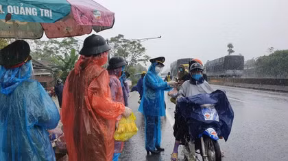 Công an Quảng Trị giúp bà con vơi bớt khó khăn trên hành trình về quê