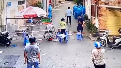 Khống chế đối tượng mắc COVID-19, hành hạ cha mẹ rồi leo lên mái nhà cố thủ
