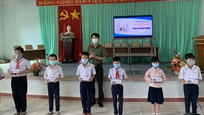 Công an tỉnh Bà Rịa-Vũng Tàu “tiếp sức em đến trường”