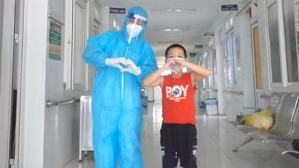 Nữ điều dưỡng F0 xin ở lại khu điều trị làm “bảo mẫu” cho các em nhỏ
