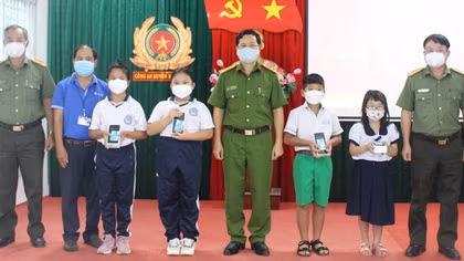 Công an Đồng Nai trao tặng máy tính bảng, điện thoại và quà Trung thu