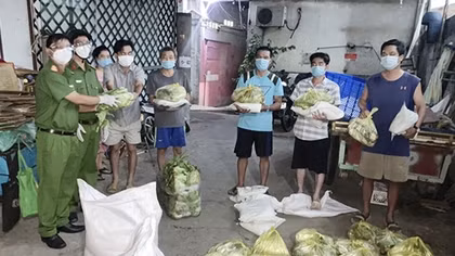 Công an phường chống dịch giữa "vùng đỏ"
