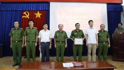 Khen thưởng thành tích Ban chuyên án trong vụ bắt kẻ sát hại người phụ nữ bán dâm