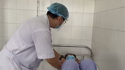 Người đàn ông bị nang giả tụy cực lớn được cứu sống
