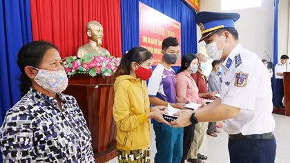 Cảnh sát biển đồng hành cùng ngư dân Quảng Nam