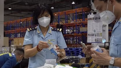 Thu giữ hàng trăm hộp thuốc, thiết bị y tế chống dịch nhập khẩu trái phép