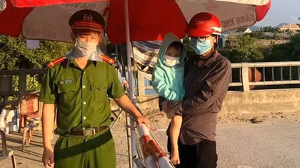 Trung úy Công an trực chốt cứu bé gái 3 tuổi bị nghẹt dây chun trong mũi