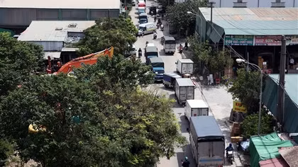 Cảng Hà Nội đông nghịt người và xe, thường xuyên ùn tắc