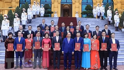 Chủ tịch nước Nguyễn Xuân Phúc trao quyết định phong hàm Đại sứ
