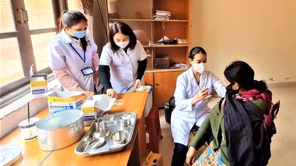 Bà con người Cil hồ hởi tiêm vaccine phòng COVID-19