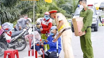 Công an vùng châu thổ Cửu Long sát cánh cùng nhân dân vượt qua đại dịch