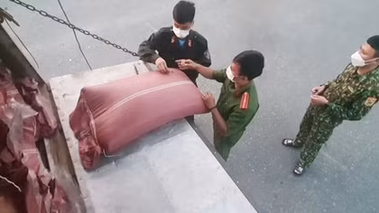 Bắt 2 xe tải vận chuyển 42 tấn hạt cà phê không rõ nguồn gốc